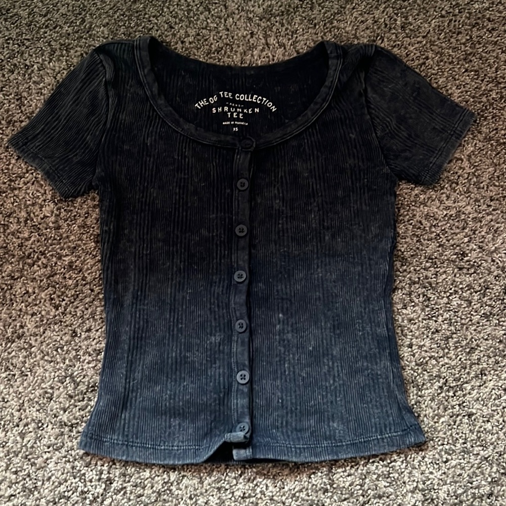 Cute shirt from Aeropostale. Size XS and it is navy blue.
